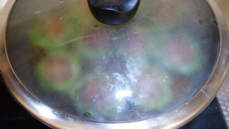 豆角酿肉,盖上锅盖,中火闷3分钟。