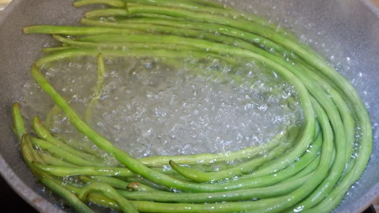豆角酿肉,水开后再煮个2分钟,将豆角烫软。