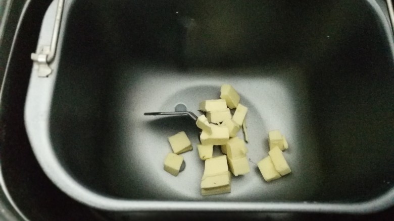 伴手礼————抹茶牛扎糖,面包机启动烘烤程序,放入无盐黄油