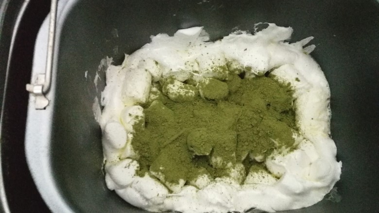 伴手礼————抹茶牛扎糖,继续加热至棉花糖也融化以后,加入抹茶粉
