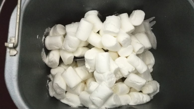 伴手礼————抹茶牛扎糖,黄油全部化为液态以后,加入棉花糖