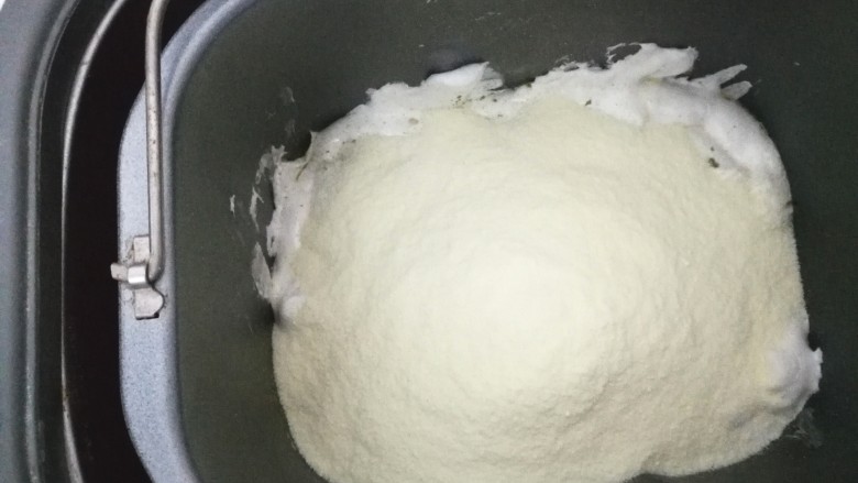 伴手礼————抹茶牛扎糖,加入奶粉,停止面包机烘烤,用不粘锅或电饭煲或微波炉制作,也是这样,加入奶粉后停火