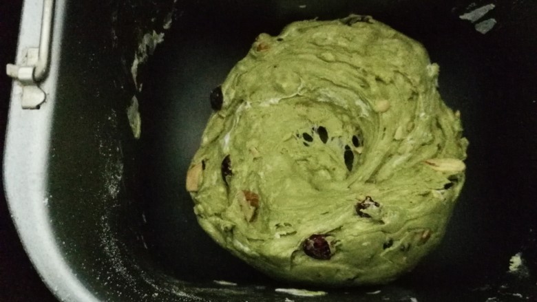 伴手礼————抹茶牛扎糖,搅拌至牛扎糖产生粘性后彻底融合在一起即可(ps.如果用其他工具操作时,出现搅拌过程出现太干了,不好搅拌,重新低温加热再搅拌)