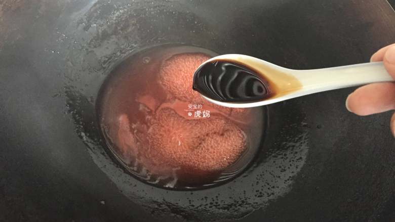 蜜汁叉烧包,加入生抽搅拌均匀;