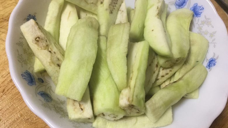 无需油炸糖醋茄子(番茄酱版),微波炉取出茄子