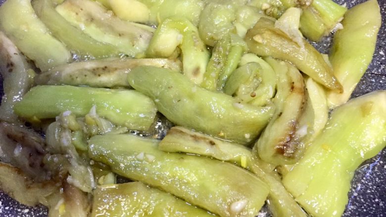 无需油炸糖醋茄子(番茄酱版),茄条表皮稍有颜色