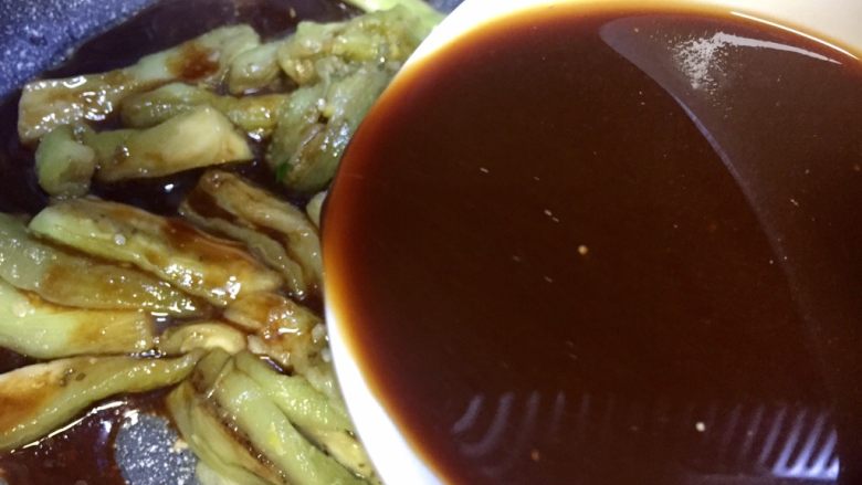 无需油炸糖醋茄子(番茄酱版),放入调味汁勾芡
