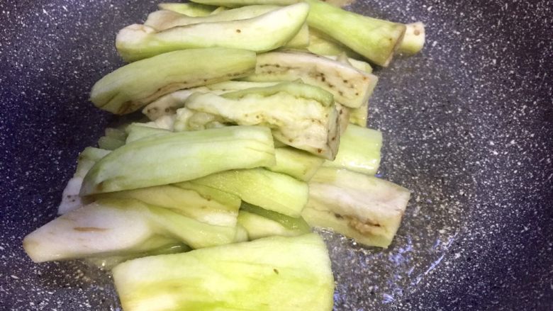 无需油炸糖醋茄子(番茄酱版),热锅下油,油温七成时放入茄子