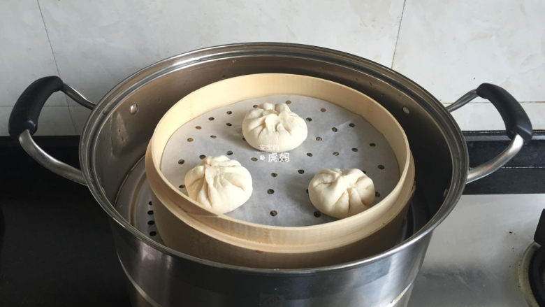 蜜汁叉烧包,全部包好入蒸笼,盖上盖子再二次发酵半小时左右,大火烧开后转小火蒸18分钟左右即可;