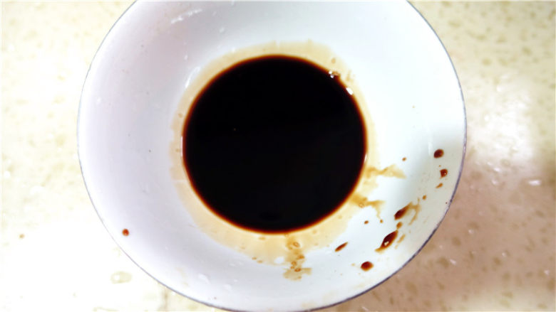 凉拌猪舌,取一小碗,放入适量<a style='color:red;display:inline-block;' href='/shicai/ 788'>生抽</a>,醋。