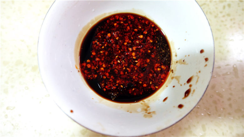 凉拌猪舌,放入2小勺细砂糖,适量<a style='color:red;display:inline-block;' href='/shicai/ 717'>味精</a>,少许花椒油,3大勺红油辣辣子,拌匀。