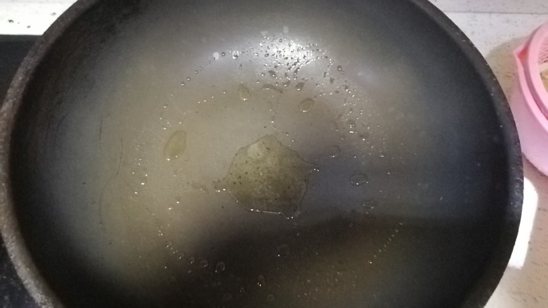 西芹炒腐竹,热锅烧油,准备开始