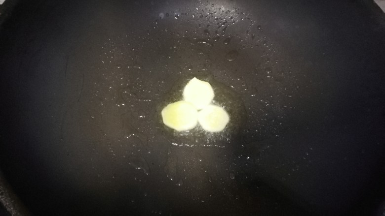 西芹炒腐竹,油温五成时,生姜片入锅,