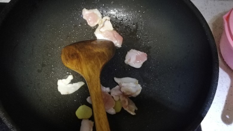 西芹炒腐竹,生姜炒的干一点,五花肉入锅,