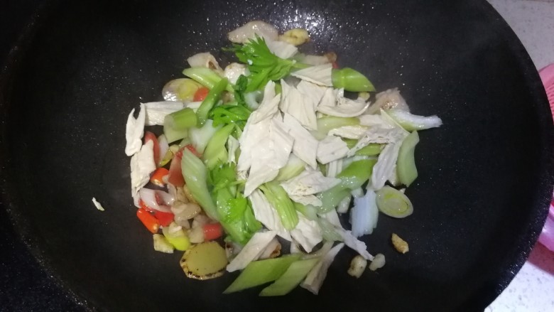 西芹炒腐竹,先将葱和蒜入锅,炒出香味来,再将备好的腐竹和芹菜入锅,