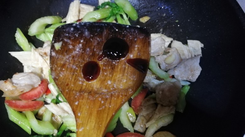 西芹炒腐竹,加入少量酱油上色,继续翻炒