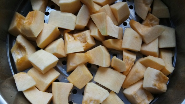 南瓜奶昔,之后放入蒸锅，大火烧开之后转小火二十到三十分钟