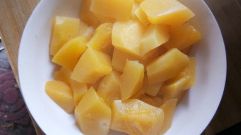 南瓜奶昔,蒸好了之后放到一个大碗里