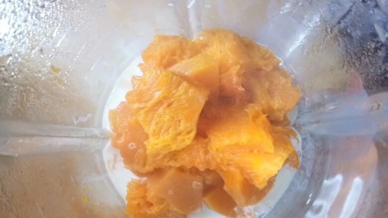 南瓜奶昔,放入搅拌机里面，倒入一袋<a style='color:red;display:inline-block;' href='/shicai/ 219'>牛奶</a>