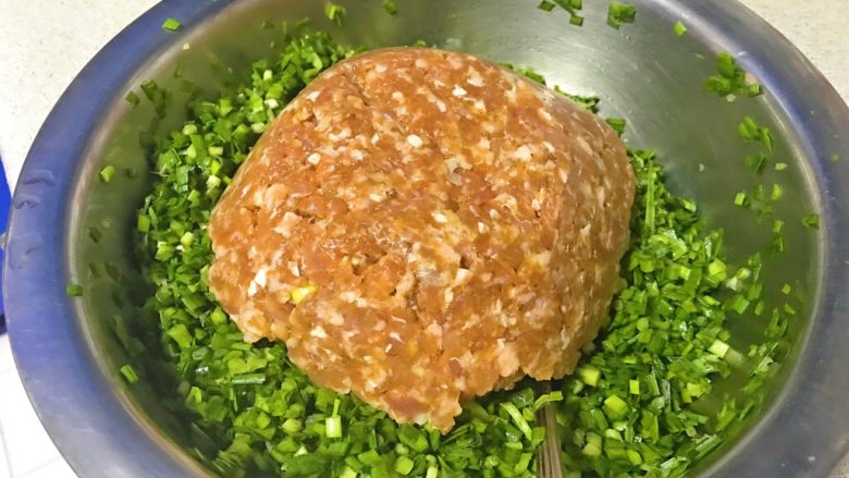 年夜饭+韭菜猪肉馅饺子详解,味好的肉馅，倒入韭菜末里。