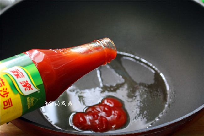 菠萝咕噜肉,炒锅里倒入少许油，倒入<a style='color:red;display:inline-block;' href='/shicai/ 699'>番茄酱</a>、<a style='color:red;display:inline-block;' href='/shicai/ 3729'>白糖</a>、<a style='color:red;display:inline-block;' href='/shicai/ 793'>米醋</a>、翻炒均匀