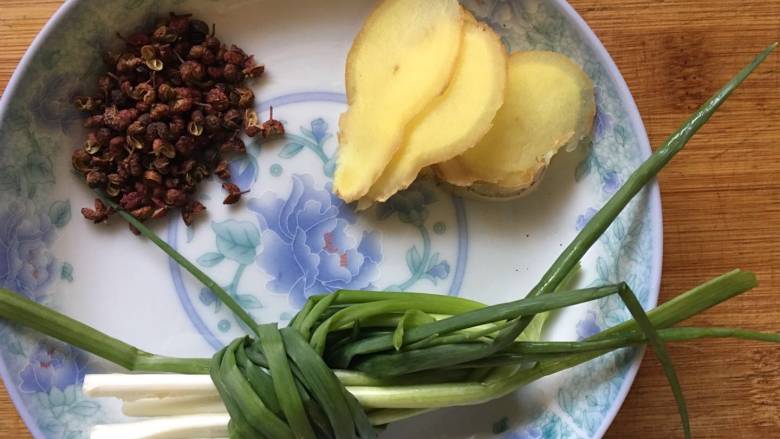高压锅简易版老妈蹄花汤,准备好生姜、葱和花椒;