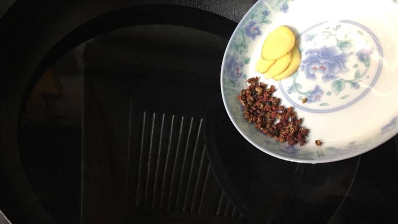 高压锅简易版老妈蹄花汤,准备一锅清水,下入一半的花椒和生姜片,烧开;
