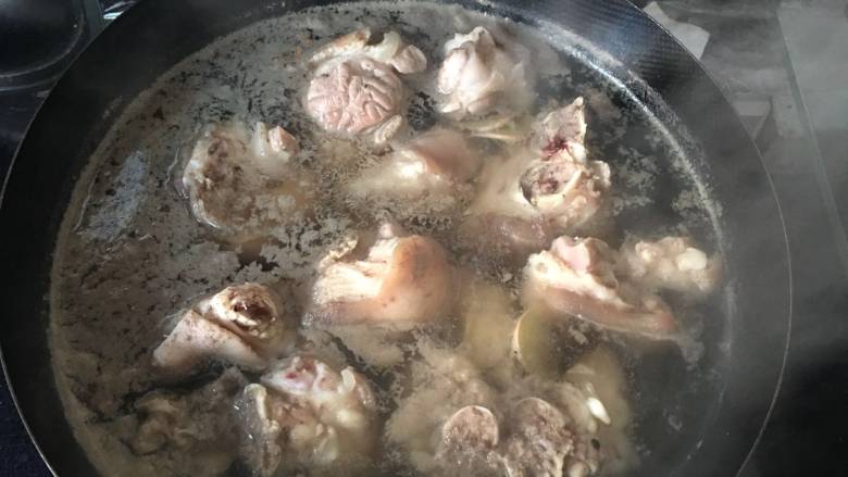 高压锅简易版老妈蹄花汤,大火烧开,出现白沫;