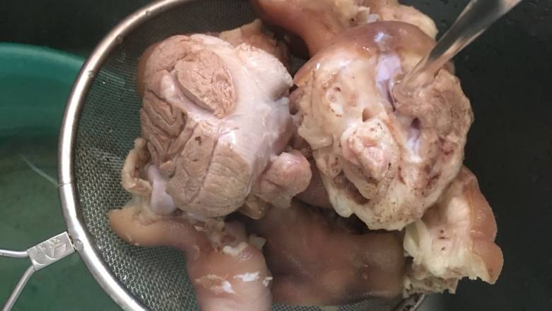 高压锅简易版老妈蹄花汤,取出猪蹄用冷水冲洗,仔细洗去还残留的赃物;