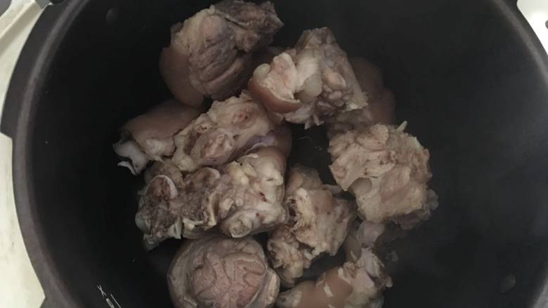 高压锅简易版老妈蹄花汤,洗净后的猪蹄放进高压锅;