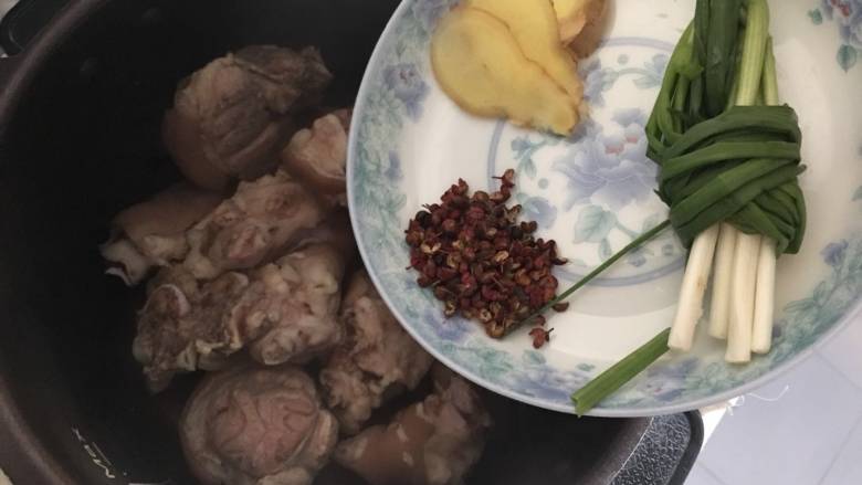 高压锅简易版老妈蹄花汤,放入剩下的一半花椒、生姜片和细葱;