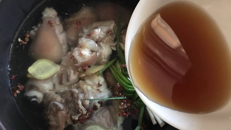 高压锅简易版老妈蹄花汤,倒入料酒;