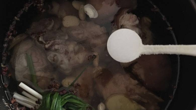 高压锅简易版老妈蹄花汤,加入一勺盐;