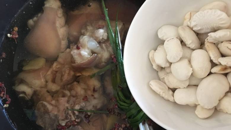 高压锅简易版老妈蹄花汤,倒入泡过水的白芸豆;