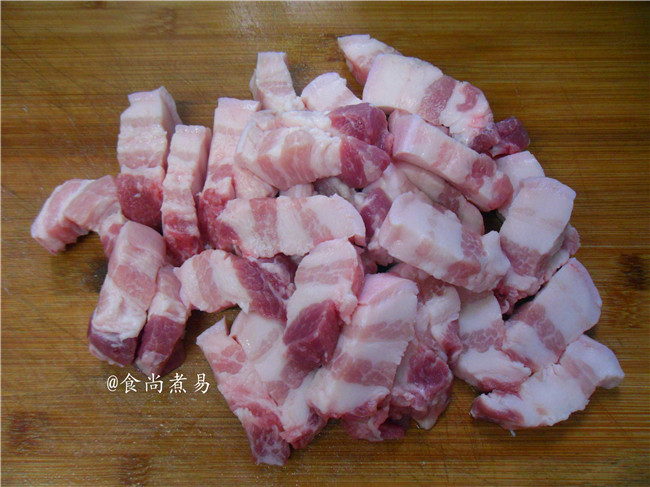 小芋头烧肉,<a style='color:red;display:inline-block;' href='/shicai/ 428'>五花肉</a>洗净沥干水,切小块