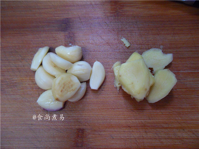小芋头烧肉,蒜瓣、<a style='color:red;display:inline-block;' href='/shicai/ 2800'>生姜</a>分别去皮,拍扁或切片