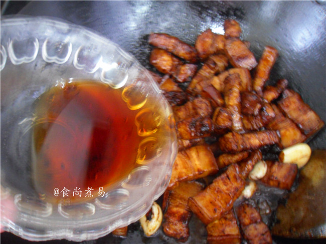 小芋头烧肉,加上<a style='color:red;display:inline-block;' href='/shicai/ 866'>冰糖</a>，盐、倒入<a style='color:red;display:inline-block;' href='/shicai/ 718'>料酒</a>拌匀