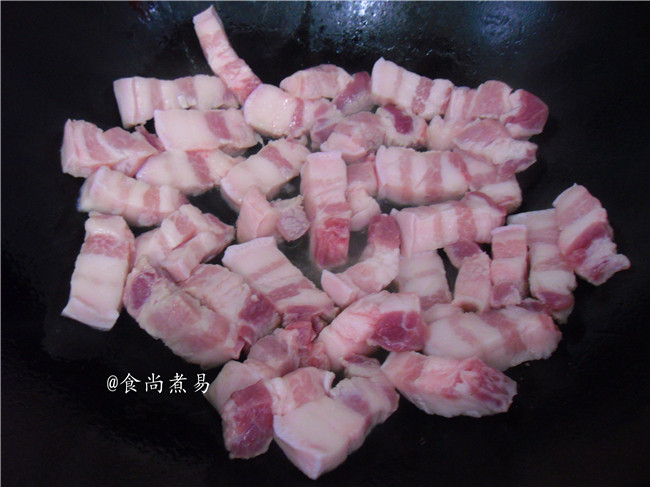 小芋头烧肉,热锅,倒入五花肉煸炒出油脂