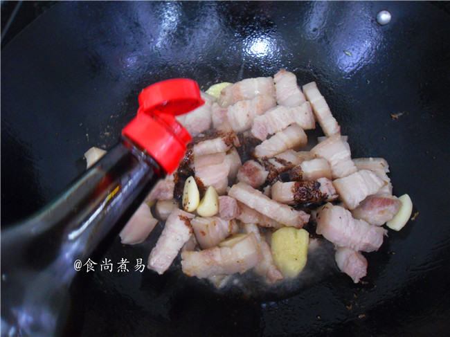 小芋头烧肉,倒入<a style='color:red;display:inline-block;' href='/shicai/ 762'>老抽</a>，调入<a style='color:red;display:inline-block;' href='/shicai/ 721'>蚝油</a>