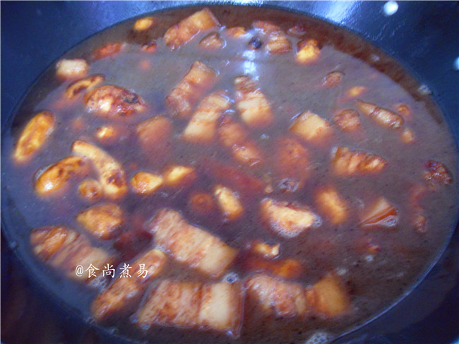 小芋头烧肉,倒进适量清水,水要浸泡过食材表面