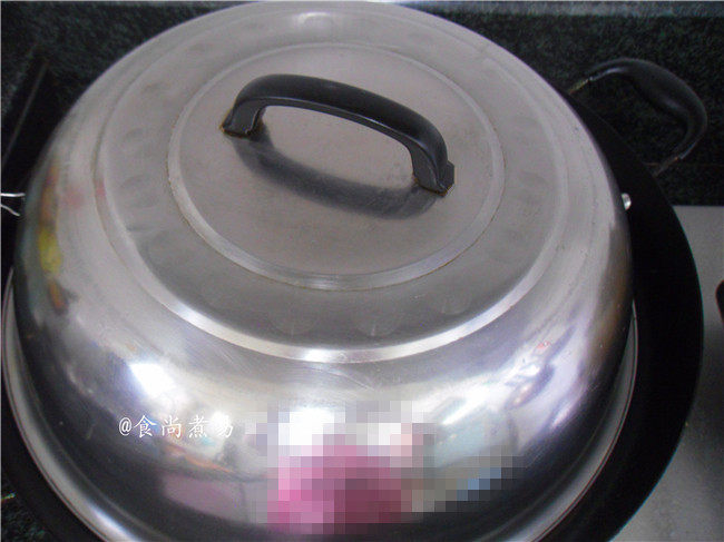 小芋头烧肉,遮上锅盖,大火烧至食材沸腾,调成中火焖煮约30分钟左右