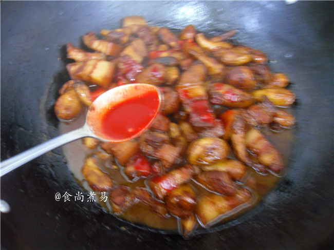 小芋头烧肉,煮至汤汁剩下一点点,调入南乳汁(南乳用汤匙压碎,加点清水调成南乳汁)