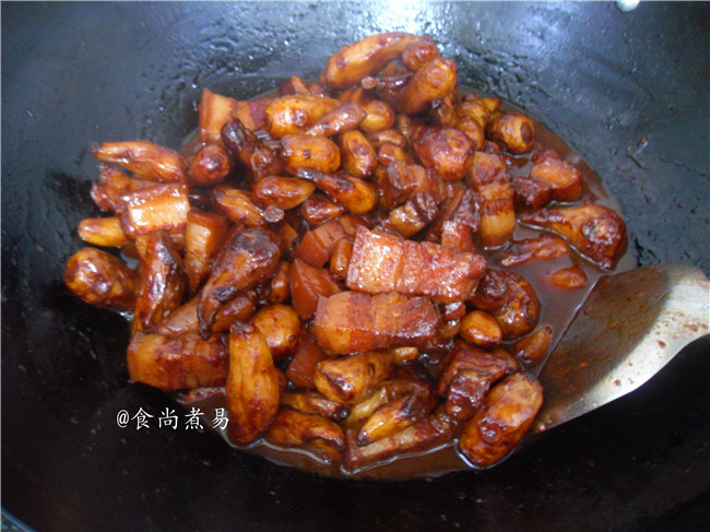 小芋头烧肉,翻炒均匀,装盘