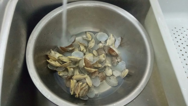 酱炒花蛤,放入水管下,一边流水一边取出里面的内脏。