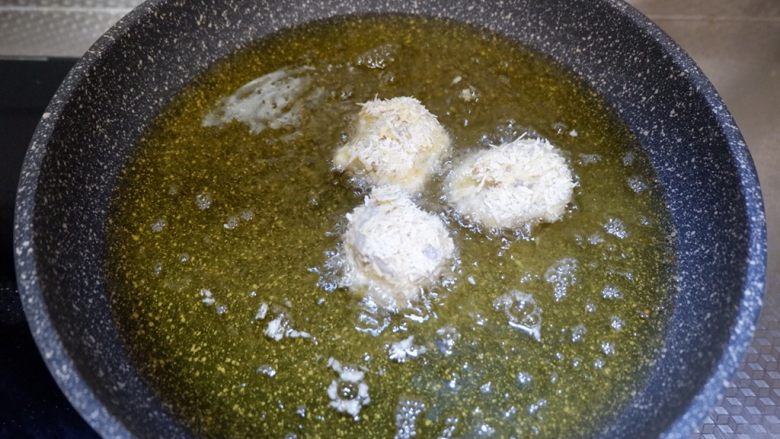 香酥鳕鱼,放入6成热的油锅中。建议粘好一块鳕鱼下一块哦