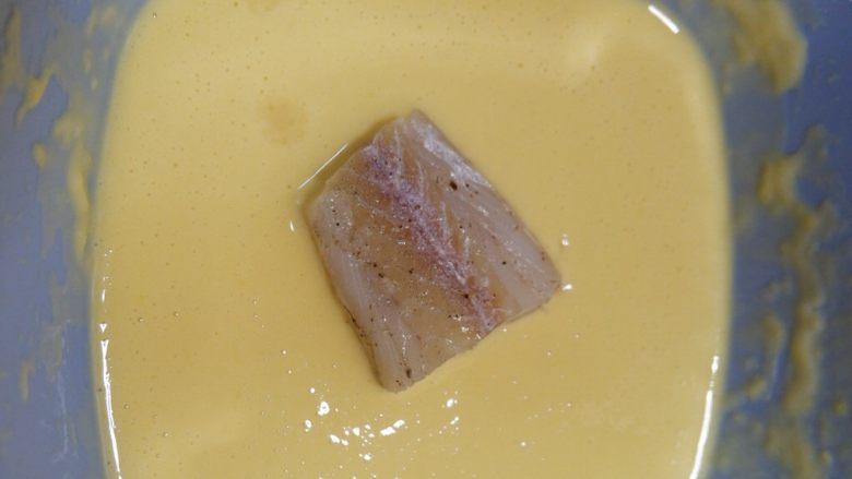 香酥鳕鱼,将鳕鱼在面糊中滚粘一圈。