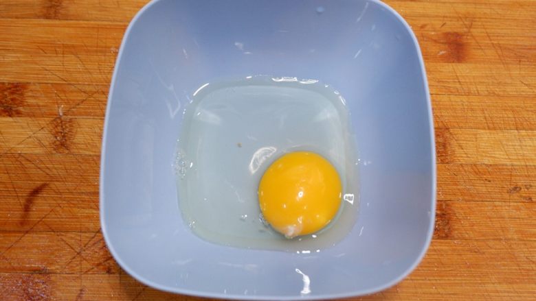 香酥鳕鱼,<a style='color:red;display:inline-block;' href='/shicai/ 9'>鸡蛋</a>打入容器。