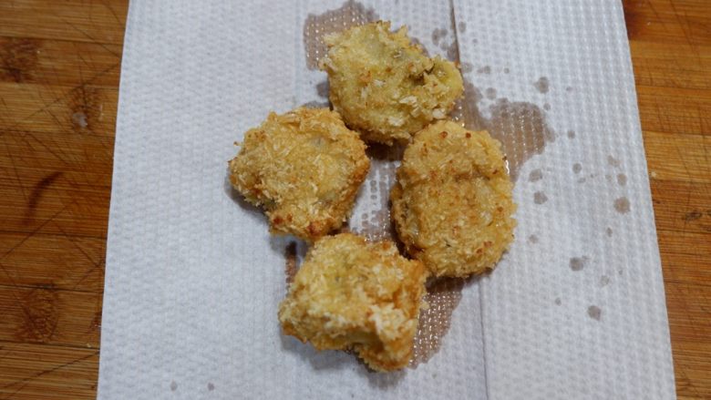 香酥鳕鱼,取出沥干油,再放到厨房纸上吸一下多余油份。
