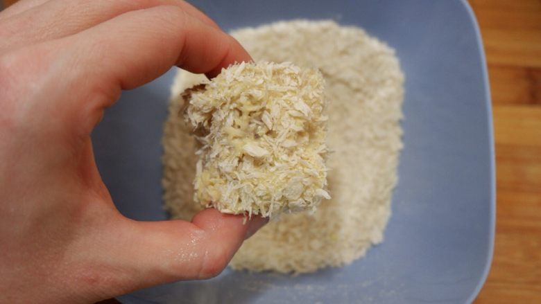 香酥鳕鱼,粘好的鳕鱼块。