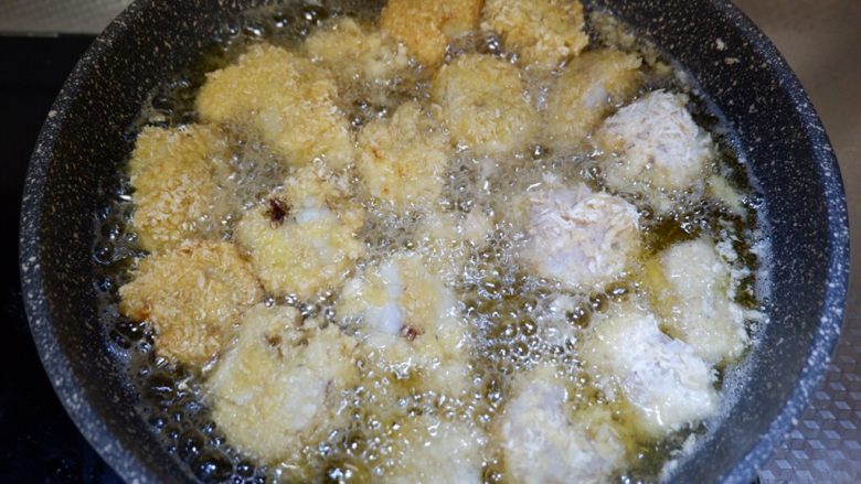 香酥鳕鱼,用中小火炸制双面金黄即可。